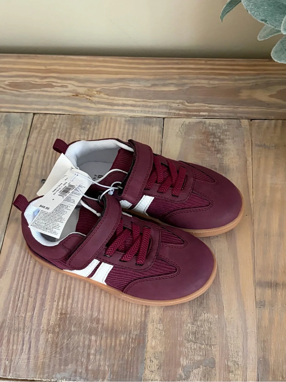 GAP stylish maroon